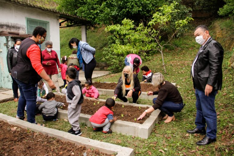 Educação de Jandira inaugura horta comunitária na EMEB Gente Inocente